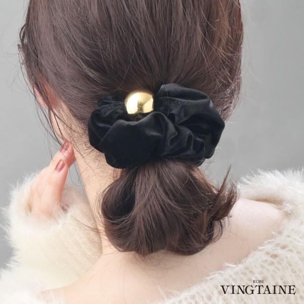 艶ベロア×メタルが生む、上品な存在感ふんわりとしたベロア生地に、メタルボールを添えた大人のシュシュ。柔らかな質感と光沢のコントラストが美しく、シンプルなまとめ髪にほどよい華やかさをプラスします。デイリーにはもちろん、オケージョンやディナーシ...