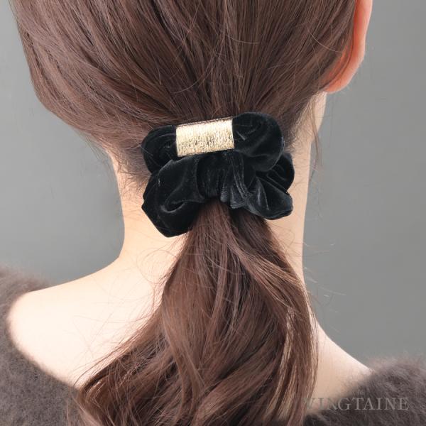 忙しい毎日でも“きちんと見え”が叶う、大人のためのベロアシュシュ。上質なベロアにメタルプレートをあしらったデザインは、ひとつ結びに添えるだけで自然とこなれ感を演出します。ご購入いただいた方からは「高級感があって素敵」「ベロア生地がしっかりし...