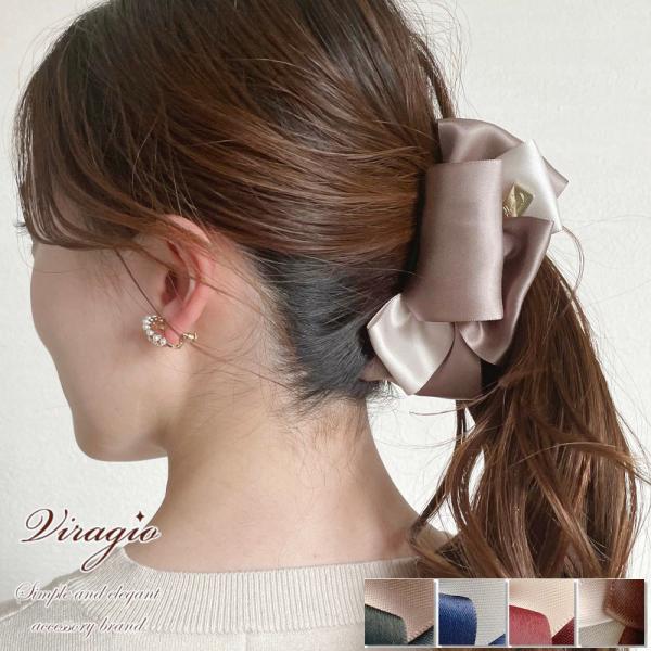 Viragio ヴィラジオ バナナクリップサイズ：全長：11cm、バナナクリップ土台：10cmカラー：ブルー・レッド・ベージュ・ブラック クリップ土台:アクリルビターな華やぎを添える２Colorリボンバナナクリップ2色のリボンをふわっと重ね...