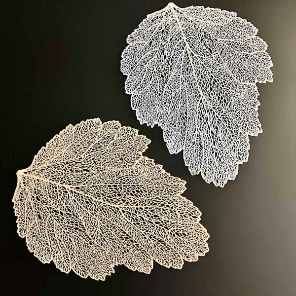2色展開 ランチョンマット リーフ 【サイズ(cm)】47x36【材質】PVC【商品説明】風水でも縁起の良いゴールド・シルバーの合成皮革を用い、高級感のある仕上げです。裏面も撥水加工で、水拭きOK。ランチョンマットにもお勧めです。   おし...