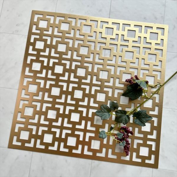 ランチョンマット プレースマット【サイズ(cm)】37X37【材質】塩化ビニール(PVC)【商品説明】テーブルコーディネートには欠かせない素敵なランチョンマットです。シルバーとゴールドのカラーで、シノワズリーモダンなイメージになります。見た...