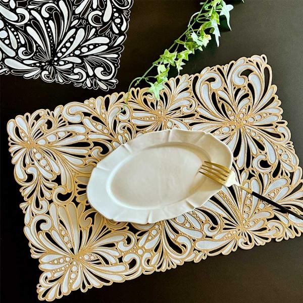 2色展開 レース調デザイン プレースマット【サイズ(cm)】約45×30(cm)【材質】PVC【商品説明】華やかな曲線模様が印象的なレース調デザインのプレースマット。繊細なカットワーク仕上げで、食卓を一気にエレガントに演出します。PVC素材...