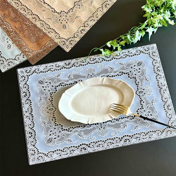 4色展開レース調デザイン プレースマット　ランチョンマット【サイズ(cm)】約45×30(cm)【材質】PVC【商品説明】繊細なレース柄が美しいPVC素材のプレースマット。クラシカルで上品なデザインが、食卓を華やかに演出します。汚れに強く水...