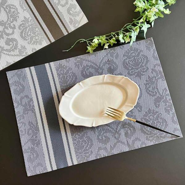 【サイズ(cm)】45×30【材質】塩化ビニール(PVC)【商品説明】クラシカルなダマスク柄にストライプを効かせたプレースマット。上品さとモダンさを兼ね備えたデザインで、食卓をさりげなくスタイリッシュに演出します。PVC素材なので耐久性があ...