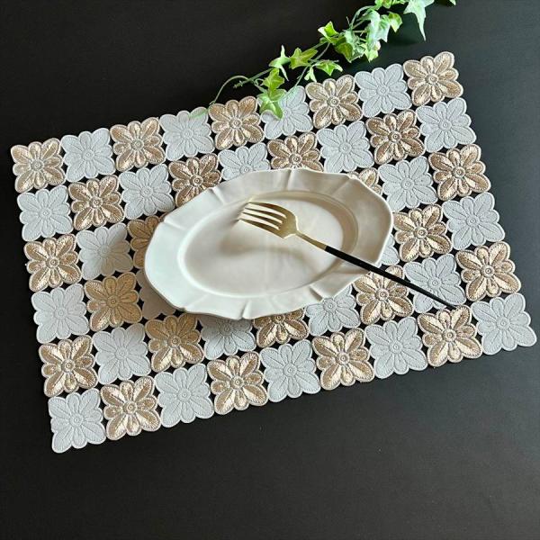 【サイズ(cm)】45×30【材質】塩化ビニール(PVC)【商品説明】ゴールドとアイボリーの上品なフラワーモチーフを並べたデザインが華やかなプレースマット。ダイニングテーブルをエレガントに彩り、食卓に高級感を添えます。PVC素材なので扱いや...