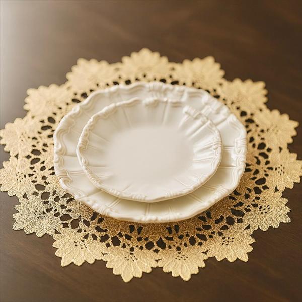 【サイズ(cm)】直径約38cm【材質】ポリウレタン【商品説明】繊細なレース模様が美しい、上品なゴールドカラーの丸形プレースマット。PU素材で、柔らかさと耐久性を兼ね備えています。まるで本物のレースのような繊細な透かしデザインながら、汚れに...
