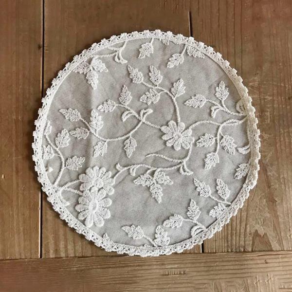 ドイリー Cotton Flower interior コットンフラワーシリーズ 【サイズ(cm)】25x25【材質】生地：ポリエステル80％、麻20％、チュールレース：ポリエステル100％、刺繍糸：綿100％【商品説明】亜麻色のコットンリ...