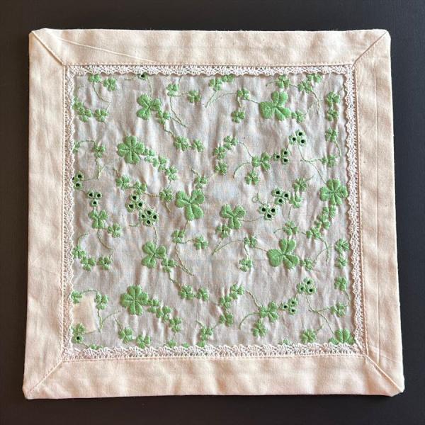 クローバーガーデンシリーズ ドイリー 25×25cm 【サイズ(cm)】25×25cm【材質】【商品説明】三つ葉の刺繍の中に、四葉のクローバーが隠れています。綿100%の可愛いシリーズです。綿100% コットン テーブルセンター 正方形 ク...