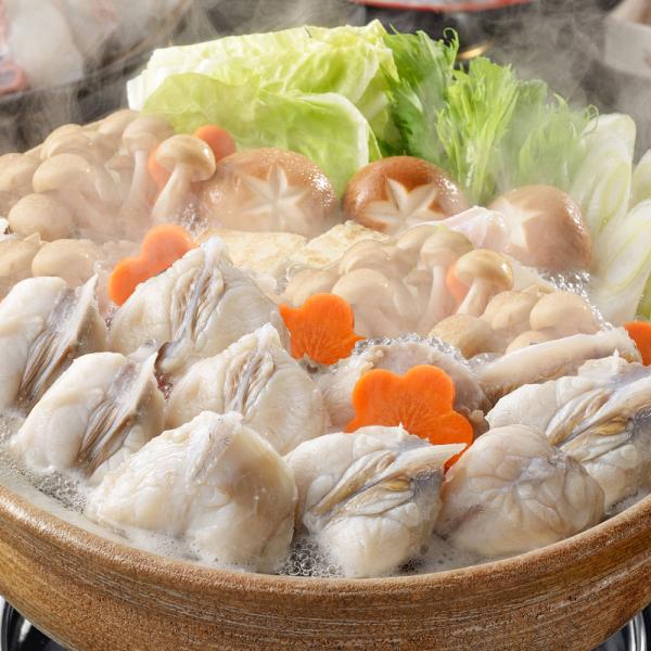 真ふくをカットしちり鍋用にセットしました。とらふくの皮を練りこんだ ふくつみれ やお好みの野菜と一緒に煮込んで、真ふくのプリッとした食感と旨みをお楽しみください。ちり鍋後の残ったスープで味わうふく雑炊は格別です。