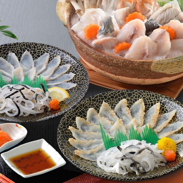 本場・下関の職人が、1枚1枚丹念に盛り付けた、身が固くしまり、歯ごたえが堪らない真ふくたたき刺身と真ふく霜降り刺身、淡白な中にも奥深い味が美味なふくちりをセットにしています。ちり鍋後のスープで、ふく雑炊もお楽しみいただける商品です。