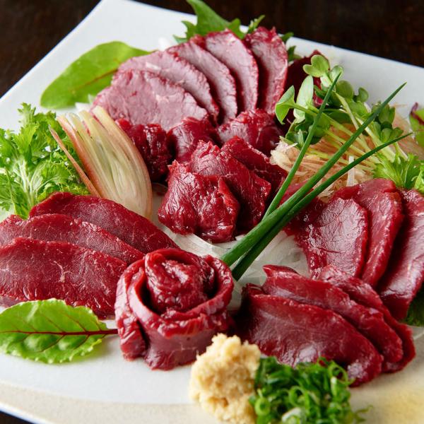 国産の赤身馬刺しと直火で焼き上げたタタキのセットになります。