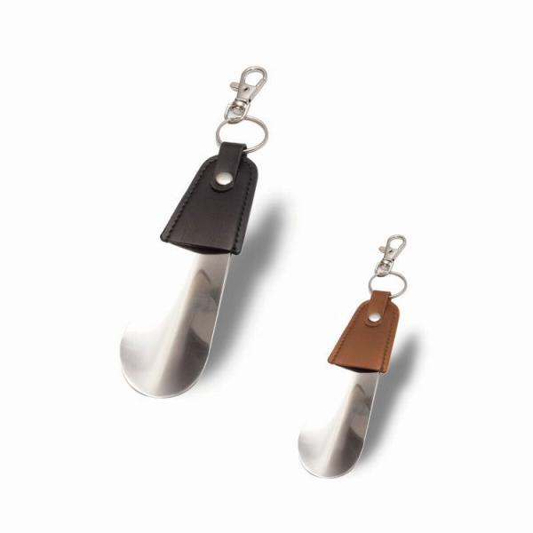 靴に足を入れるのに便利なお洒落な靴べら靴を履くのに便利なレザー製の靴べら。小さすぎず、大きすぎず、丁度いいサイズ！便利なナスカン＆キーリング搭載！身につけて持ち運ぶことができます。かかとに合う滑らかなカーブ！かかとを踏まず、靴をスマートに履...