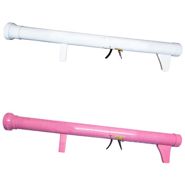 火薬を使わないクラッカーがバズーカスタイルで登場！ホワイトとピンクの場バズーカをセットにしました。かっこいいバズーカを肩にかついで引き金を引けばゴールドリボンが飛び出します。軽い本体で取り扱いが簡単。レンタルの往復送料1本分お安くなってます...