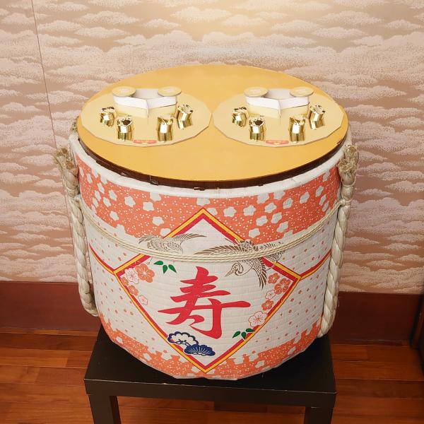 大きい会場やイベントでど派手にご利用いただけるダブルユニットタイプ。こも樽から金銀のメタリックテープが舞い上がる様子は、会場の隅々までご覧いただけます！叩き口（ボタン）の数を4か所または2か所からお選びいただけます。複雑な組み立てなどの準備...