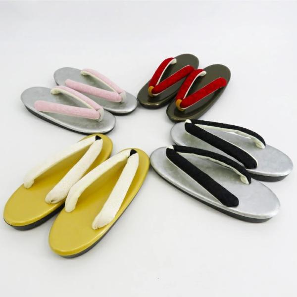 【ウレタン草履 Mサイズ】カジュアル向けのウレタン草履Mサイズです。太めの鼻緒は履き心地が良く、品のある地紋が施されて上品な雰囲気です。小判型の台は合成皮革なので汚れに強く、お手入れしやすいのが特徴です。底面には滑り止め加工が施されているの...