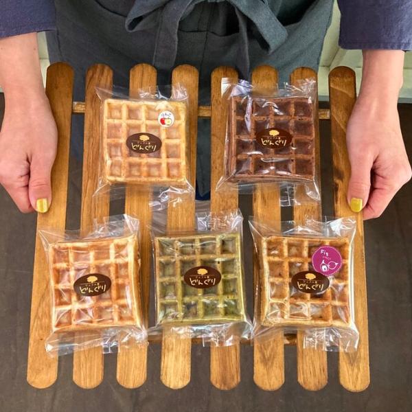 リエージュワッフルとは、大粒のシュガーが入っているのが特徴の食べ応えのあるワッフルです。当店の数あるリエージュワッフルの中から５種類を1個ずつ、オリジナルイラストボックスに入れてお届けします。トースターで１分ほど温めるとより一層美味しくお召...