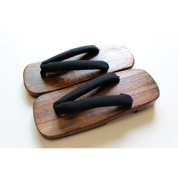 男性用下駄です。素材：桐全長：約２５．０〜２９.０センチ幅：約１０．０センチ浴衣又は普段着に如何でしょうか。