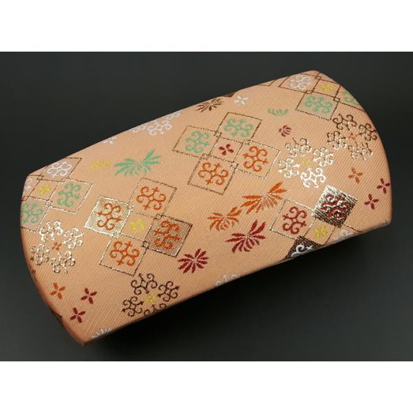 商品詳細商品名 胴掛け（地唄用）（DJ2）サイズ 地唄三味線用胴掛けひも付き胴掛を着せ替えよう！三味線胴掛は古典的な柄が一般的です。しかも三味線を買ったときに付いている胴掛をずっとお使いになっている方は少なくありません。胴掛は三味線本体で唯...