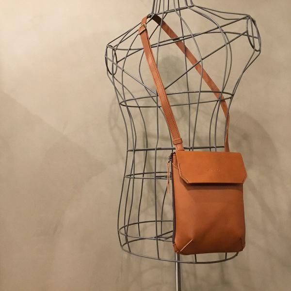 alto.】縦型スマートショルダーバッグAMSB-1030（ブラウン） レザー 本