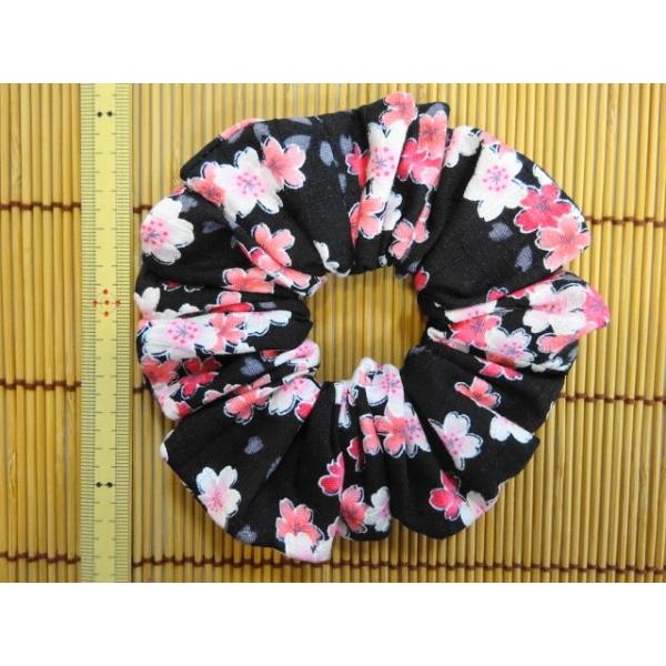 和柄シュシュ 花柄（桜） 黒色 約11cm