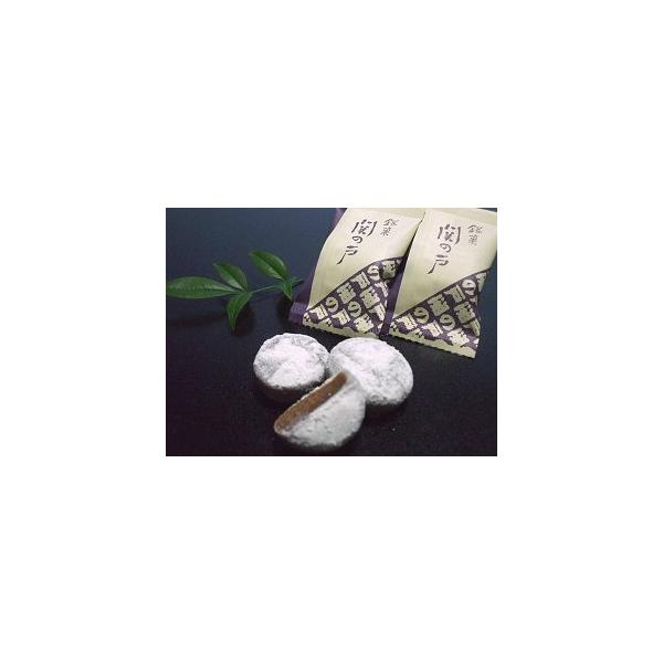 東海道の宿場町「関宿」で、寛永年間より伝わる伝統の銘菓「関の戸」は、舌触りのよい赤小豆のこし餡を求肥皮で包んだ一口大の餅菓子です。商品は、阿波の特産「和三盆」をまぶした、関宿の背後にそびえる鈴鹿の嶺にふり積もる白雪をなぞらえたと言われる定番...