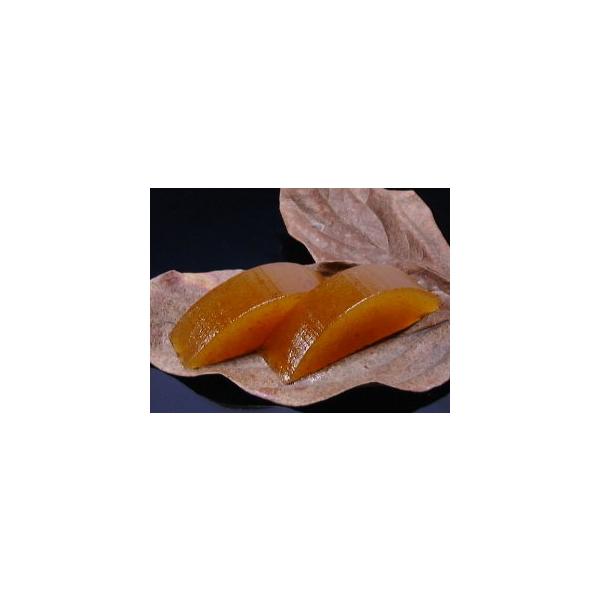 晩秋ひとつひとつ丁寧に作った干柿を、ジャム状にして砂糖と寒天を加え、伝統の孟宗竹の容器に流し込んだ羊羹。柿の自然なうまさ、目に鮮やかな色艶そして特有の歯応えは、柿羊羹ならではの味わいです。●商品内容：柿羊羹（１５５ｇ）１本竹容器入●日持ち：...