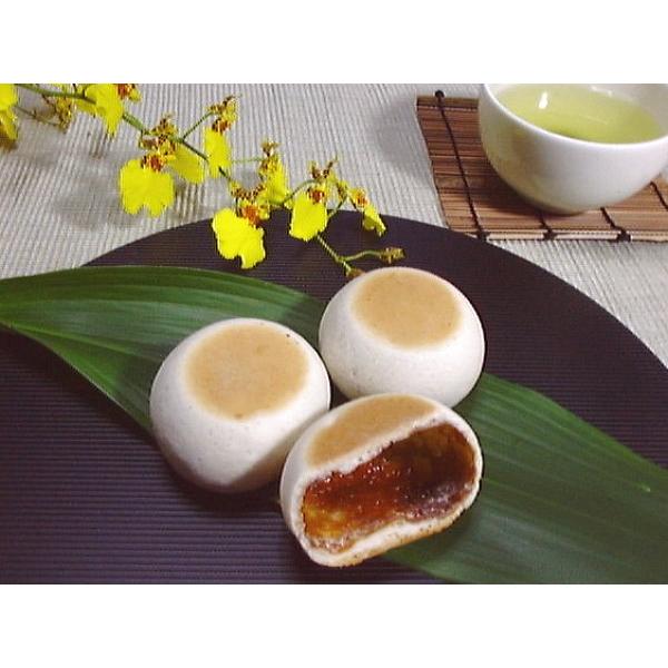 唐の唐饅の製法を会得し、工夫改良を加えて出来たもので、小麦粉等で出来た皮の中に、黒糖・蜂蜜・水飴などを混ぜた餡を入れ天火で焼き上げることで、中が空洞のユニークな形となります。弘化元年創業以来特有の形と味を、当店の秘法と技法により守り続け、長...