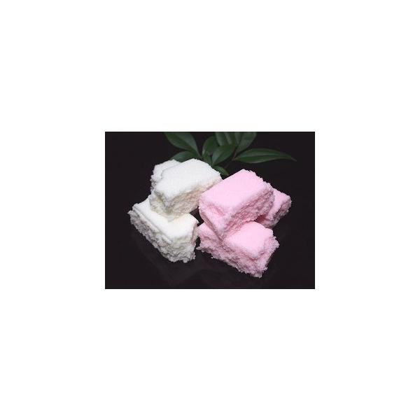 餅米の粉と砂糖、塩を使って仕上げた、紅白の淡い色合いをした菓子処松江を代表する落雁。江戸時代、松江藩主で茶人としても有名な松平不昧公お好みの一品であった言われ、今では日本三銘菓の一つとしても有名なお菓子です。しっとりとしてほろりとほぐれる程...