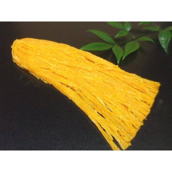 ポルトガルより長崎平戸に伝来した南蛮菓子の一つ「タマゴソウメン」を起源とするお菓子で、沸騰した糖蜜の中に卵黄を流し入れ、細長い糸状にして引き揚げた、繊細で熟練の技が必要なお菓子で御座います。鶏卵素麺は、その美しい細く真黄色の形状と、甘さの中...