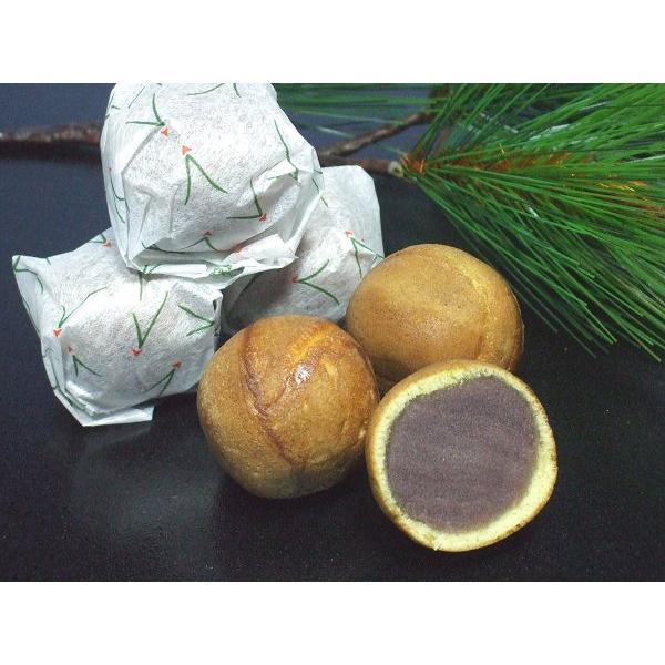 唐津の名勝「虹の松原」に自生する松露（キノコの一種）に似ていることからその名を賜ったと言われるこのお菓子は、くぼみのある銅板にカステラ生地を流し込み、北海道産の小豆を使ったきめ細やかな良質のこしあんを、一つ一つ丁寧に手焼きで少しずつ回転させ...