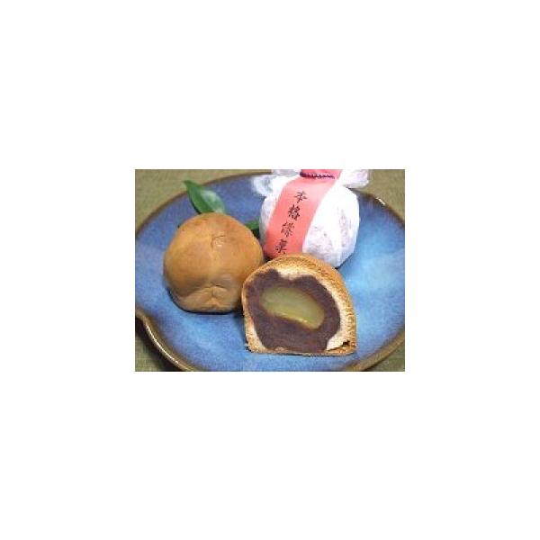 大粒の栗を丸ごと一つを使い、味わい深い小豆餡で包んで焼き上げた饅頭です。栗の味わいを十分にお楽しみ頂け、１個でも食べ応えのある大きさの一品で御座います。●商品内容：栗俳菓　６個入●日持ち：４０日間●製造発送元：六時屋