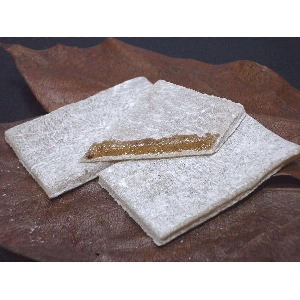 明治時代に十五代園田郭六により、柿の風味を生かしたお菓子として創製いたしました。干柿を使い薄く矩形に切り分けた、やわらかいながらも程良い弾力を持った求肥状の和菓子で、その色合い、風味共に柿ならではの味わいをお楽しみ頂けます。●商品内容：柿球...