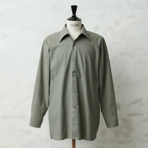 ■商品説明1921年に採用されたミリタリーシャツです。シンプルながらも機能的なデザインが特徴で、約100年にわたり仕様変更を重ねながらも基本的なスタイルが維持されています。素材にはコットンが使用されており、さらっとした質感と柔らかな着心地で...