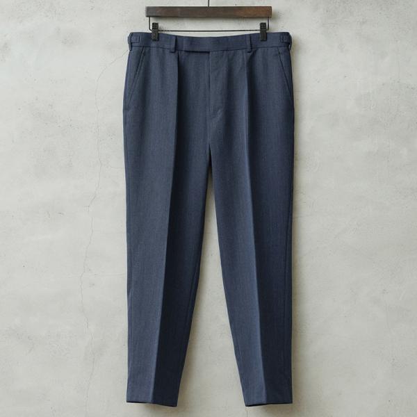 ■商品説明1990〜2000年代採用のイギリス軍放出トラウザーです。パレードや祭事等の準礼服としてイギリス陸軍の全階級で採用の制服になります。サラッと肌触りの良いウール/ポリエステル混合の生地を使用。フロントは使いやすいジッパーフライ仕様で...