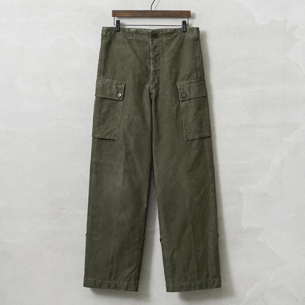 ■商品説明厚手のコットン生地を2枚張り合わせたダブルフェイス仕様で、かなり丈夫なオランダ軍放出のフィールドパンツ。味のあるコットンバックサテンの生地感が魅力の1本です。フラップ付きのバックポケットと両サイドにはかなり大きめのカーゴポケットを...