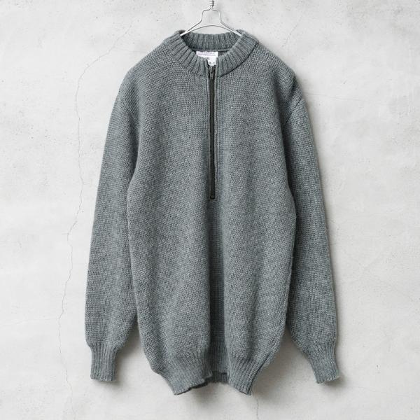 ■商品説明肉厚に編まれたリブ編みのニットはウールを70％使用していますの保温性に優れており、ナイロンの名称で知られているポリアミドを30％混紡することでウール100％よりもチクチク感も少なくご使用いただけます。約30cmのフロントジップが使...