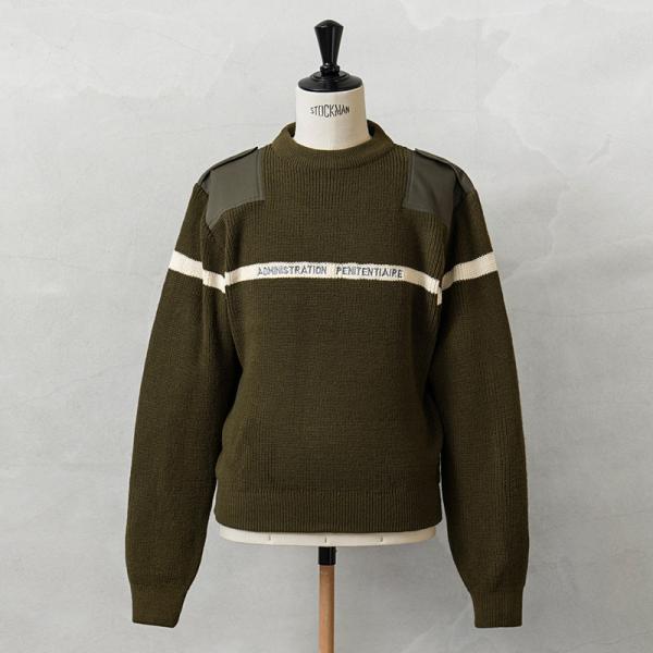 ■商品説明ホワイトのラインが前後にデザインされたローゲージのクルーネックセーターで、フロントには刑務所管理を意味する「ADMINISTRATION PENITENTIAIRE」という刺繍が施されています。フランス刑務所の看守が着用するトップ...
