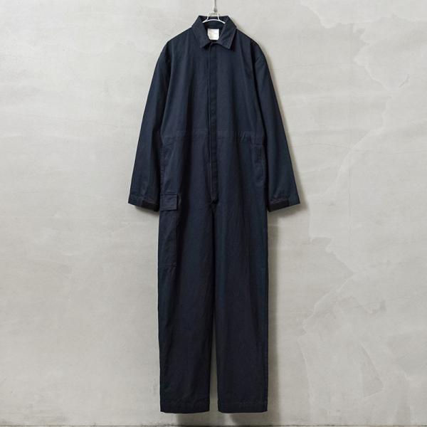 ■商品説明イギリス海軍のメカニックやエンジニアが使用するカバーオールが入荷しました。中肉厚のコットンツイルが使用された通気性を確保しながらも耐久性を高められた素材です。ベルクロによるフロント開閉の比翼仕立てで、袖口はベルクロで調節可能です。...