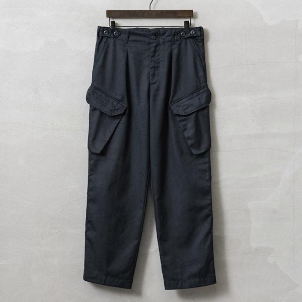 ■商品説明海上での過酷な環境に耐えられると同時に、実用的でフィット感に優れたデザイン。通気性や動きやすさに加え、アラミド系難燃素材を使用することで、難燃性を最大限に高められた機能的で現代的なパンツです。NOMEX（ノーメックス）等に代表され...