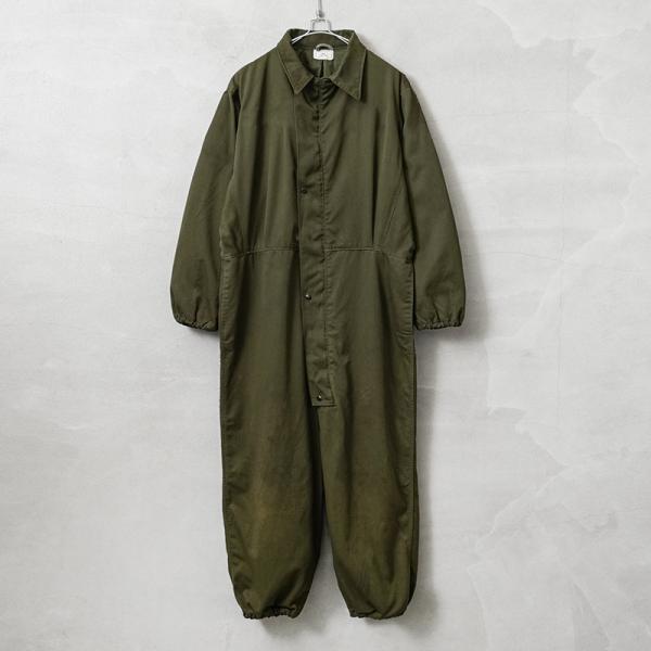 ■商品説明希少な米軍放出アイテムのメカニック用カバーオール（つなぎ）です。ラベルに「COLD WEATHER」と記載のある通り、オーバーパンツのように衣類の上から着用できるようにゆったりしたサイズ感で作られていて、メカニックが寒冷地での作業...
