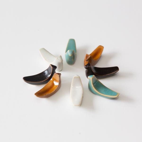 名称：　益子焼　トリの箸置きサイズ：W1.8cm ×D5cm×H2.5cm材質：益子焼（産地：栃木県益子町）※1点1点手作りのため、実際の商品の色は画像と少々異なることがありますあらかじめご了承ください。発送について:こちらは10個までは定...