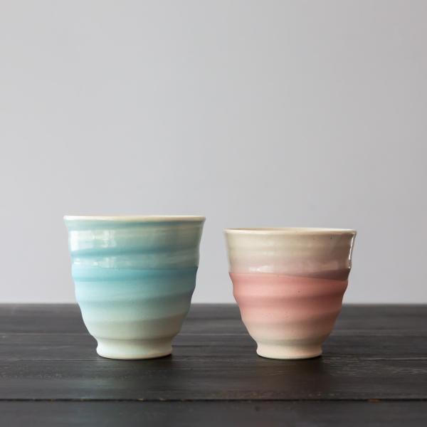 【波佐見焼  スプレイ　湯呑 カップ】カラー:水色、ピンクサイズ：水色（大）約 直径8.8×8.6cm（8分目：200cc）　　　　ピンク（小）約 直径8.2×7.8cm （8分目：150cc）用途：お湯呑みカップとして素材：陶器生産国：日...