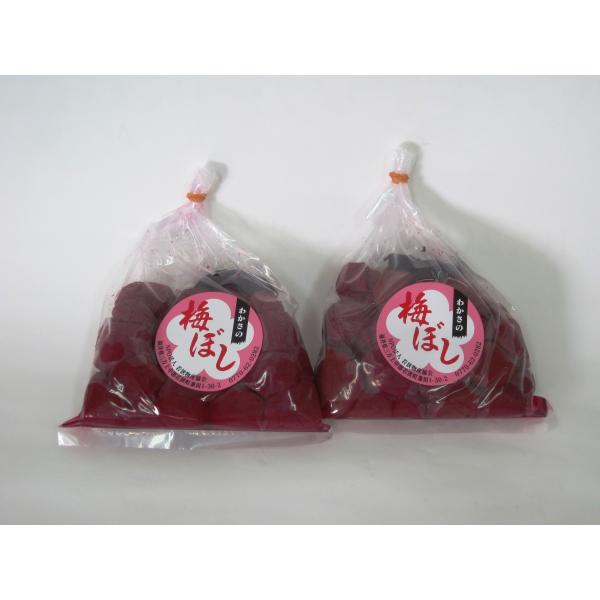 塩とシソだけを使用し、昔ながらの製法で漬けたすっぱい梅干し。塩分18％。シソも入っています。300gを2袋。ごはんのおともにおススメ。福井の梅の主な品種が、紅映(べにさし)梅です。この品種は、ほぼ100%福井県内でしか生産されていない希少な...