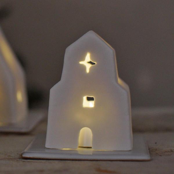 LEDライトで楽しむ陶器製のキャンドルハウスです。益子焼の職人がひとつひとつ手づくりし、ナチュラル感たっぷりの風合いに仕上げました。おうちでのリラックスタイムや、クリスマスなどのパーティーシーンにぜひどうぞ。【セット内容】オブジェ（教会）/...