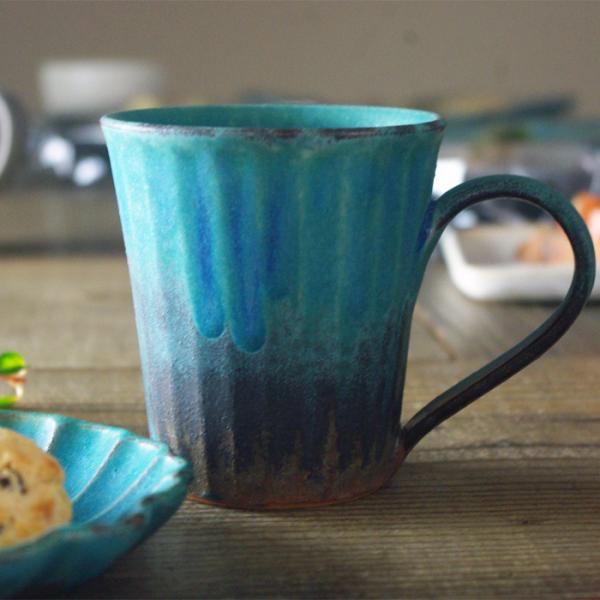 美しいターコイズブルーが魅力のマグカップです。益子焼の職人が１つ１つ丁寧に手づくりしました。スマートで使いやすい形状が日常使いにぴったり。【商品サイズ】口径：8.5cm前後×高さ：9.5cm前後容量：200ml程度（8分目）※手作り品のため...