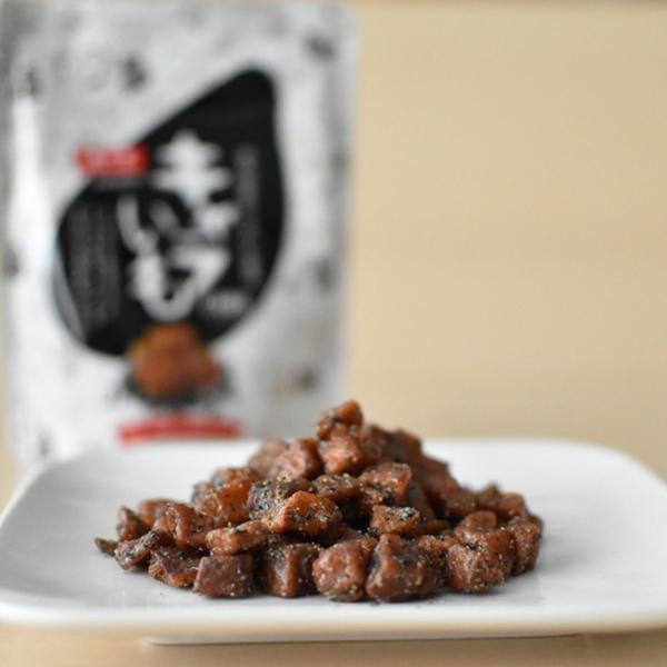 キャラいもに黒ごまをまぶしました。プチっとお口の中ではじける黒ごまの香ばしい香りが、キャラメルの甘さを引き立てます。緑茶にも良く合う「和」テイストのおやつです。商品名：キャラいもキューブ（黒ごま）40g 品　種：芋菓子原材料：さつまいも（宮...