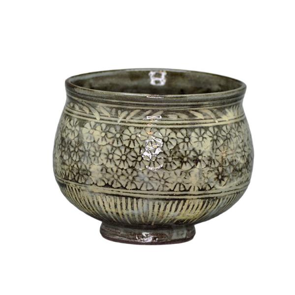 京焼の名工・中村与平による、古三島写の塩笥（しおげ）茶碗です。丸みを帯びた塩笥形の端正な姿に、三島手特有の印花文が全面に施され、落ち着いた景色の中に確かな存在感を放っています。釉調は灰味を帯びたやわらかな色合いで、印花の陰影が自然に浮かび上...