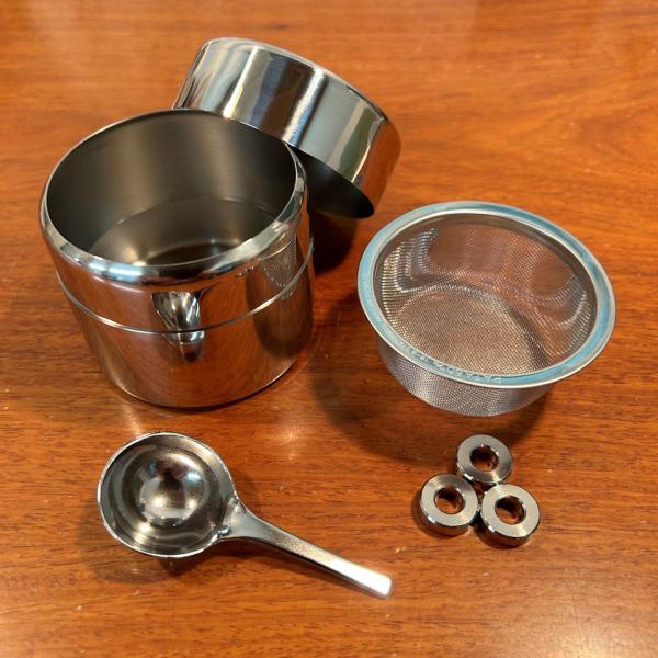 繊細で美しいデザインの「近藤さんの茶篩缶 ミニ」。小さなサイズながら、茶会や日常のお茶時間にぴったりの実用性を誇ります。手作業で丁寧に作られたこの茶篩缶は、茶葉を均等に篩い分け、茶の風味を引き立てるだけでなく、コンパクトで持ち運びや収納にも...