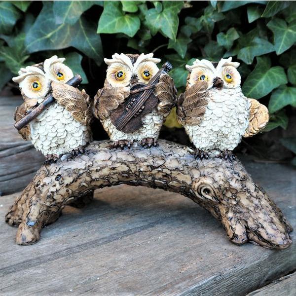 茶フクロウの置物 ふくろうトリオ楽隊でございます。幸せを呼ぶ可愛いふくろう達です。「不苦労」や「福朗」とも書き、夜行性で夜も働き、縁起物とされています。 フクロウ、切り株などハイクオリティな品でございます。サイズ：約W21.5×D9×H12...