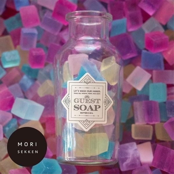 ■ 商品情報 ■神奈川県茅ヶ崎市発の石鹸ブランド「森石鹸」の使い切りで清潔に使えるゲストソープ。洗面所に置いておくだけでもかわいい、一回使い切りのユニークな石鹸。瓶が再利用できるようにきれいに剥がれるシールを使用しています。手洗い用としてい...
